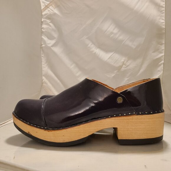 Womens Multnomah Fancier Wooden Patent Leather Clog Size: 10 Color: Burgundy - Picture 2 of 13